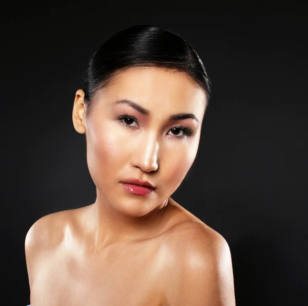 Imagem de cuidados de pele atraente mulher asiática em background preto — Fotografia de Stock